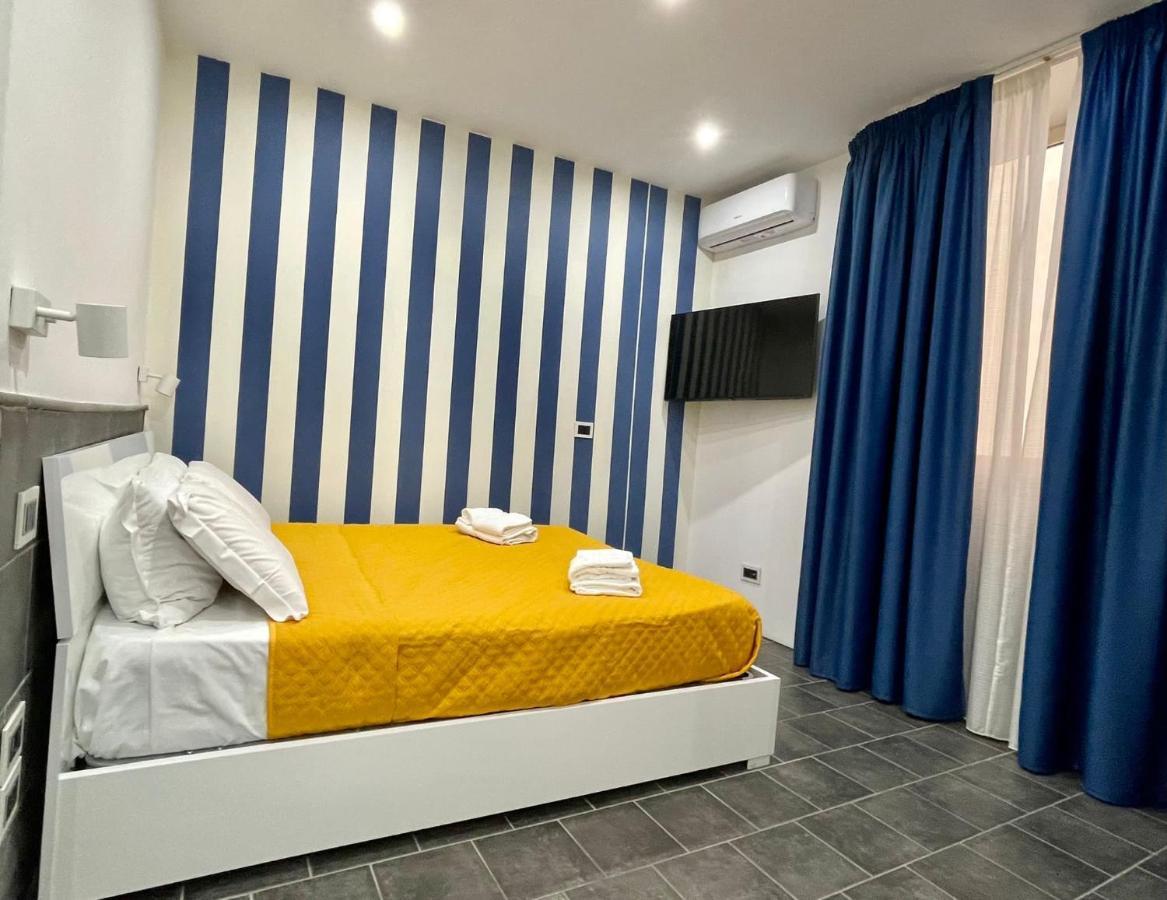 Yacht Club Angioino Hotel Наполи Екстериор снимка