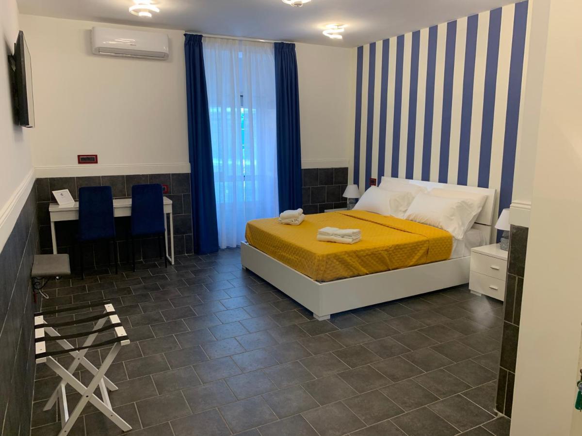 Yacht Club Angioino Hotel Наполи Екстериор снимка