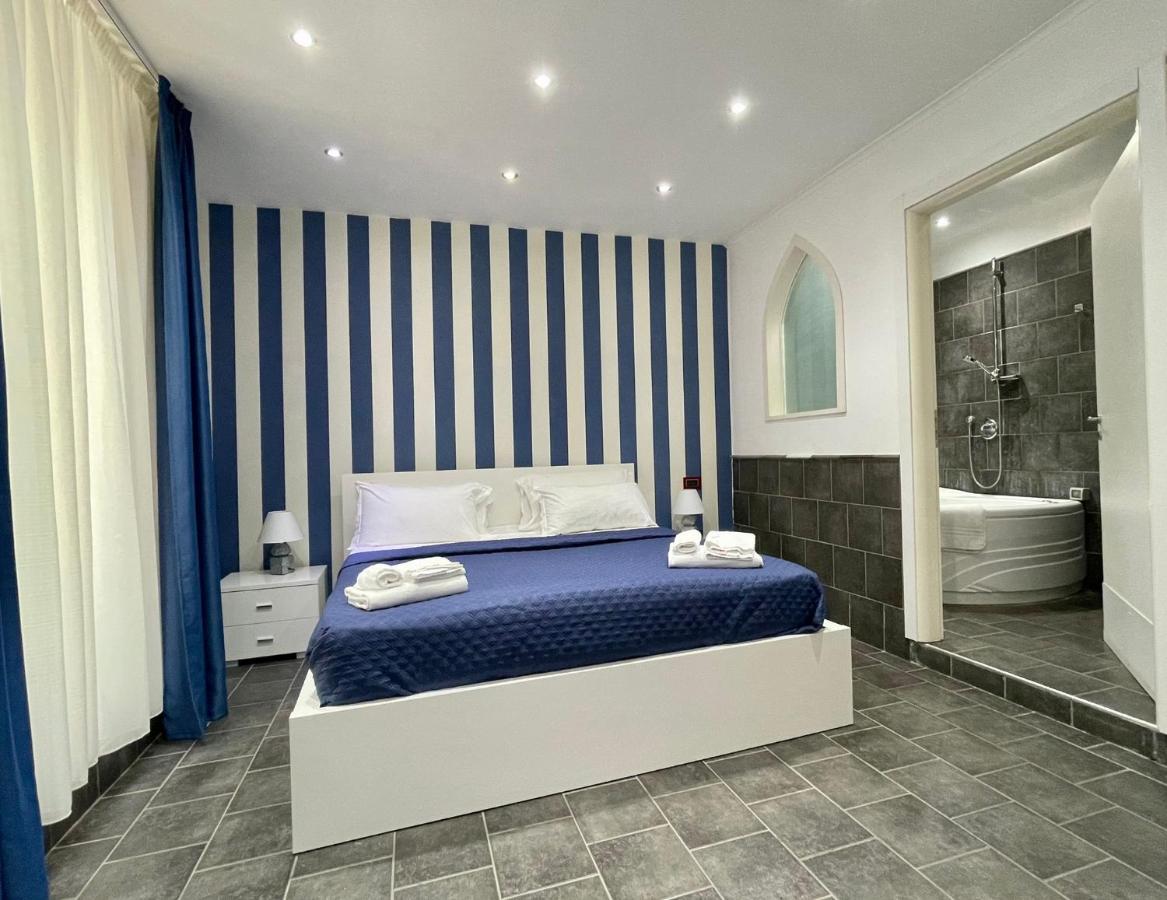 Yacht Club Angioino Hotel Наполи Екстериор снимка