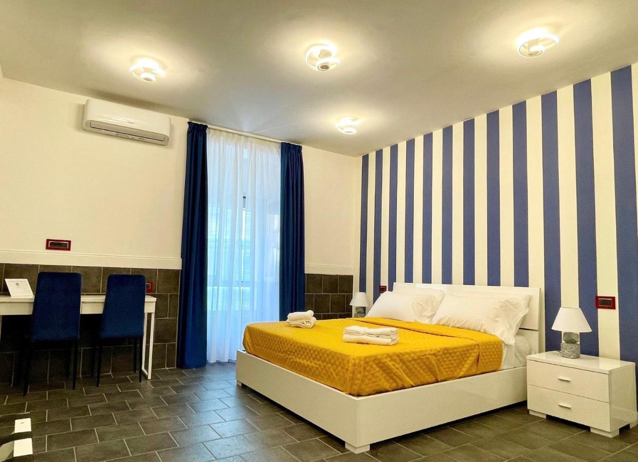 Yacht Club Angioino Hotel Наполи Екстериор снимка