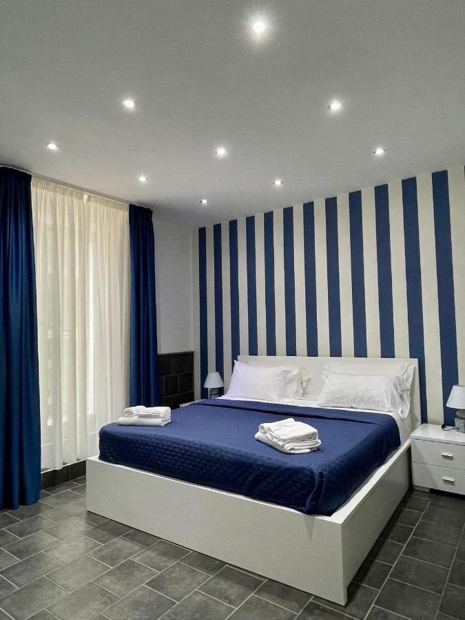 Yacht Club Angioino Hotel Наполи Екстериор снимка