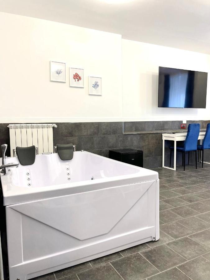 Yacht Club Angioino Hotel Наполи Екстериор снимка
