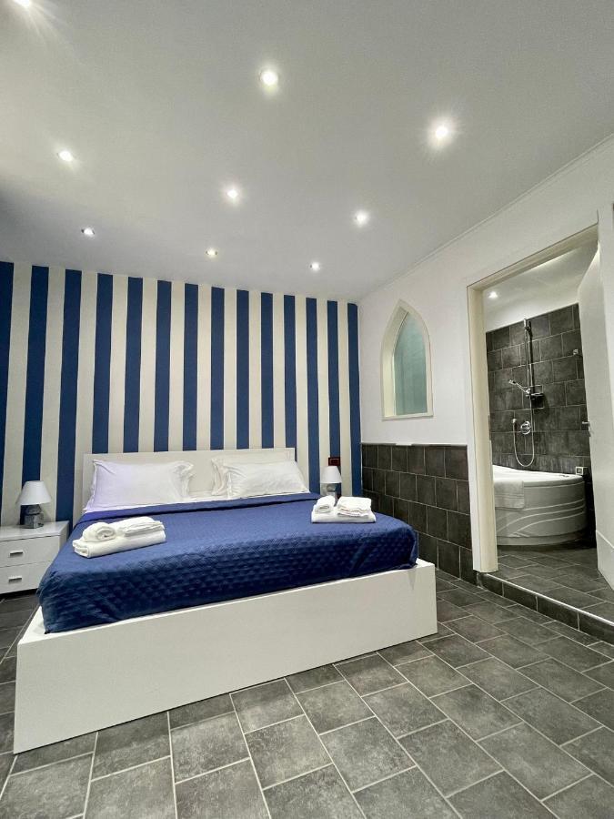 Yacht Club Angioino Hotel Наполи Екстериор снимка