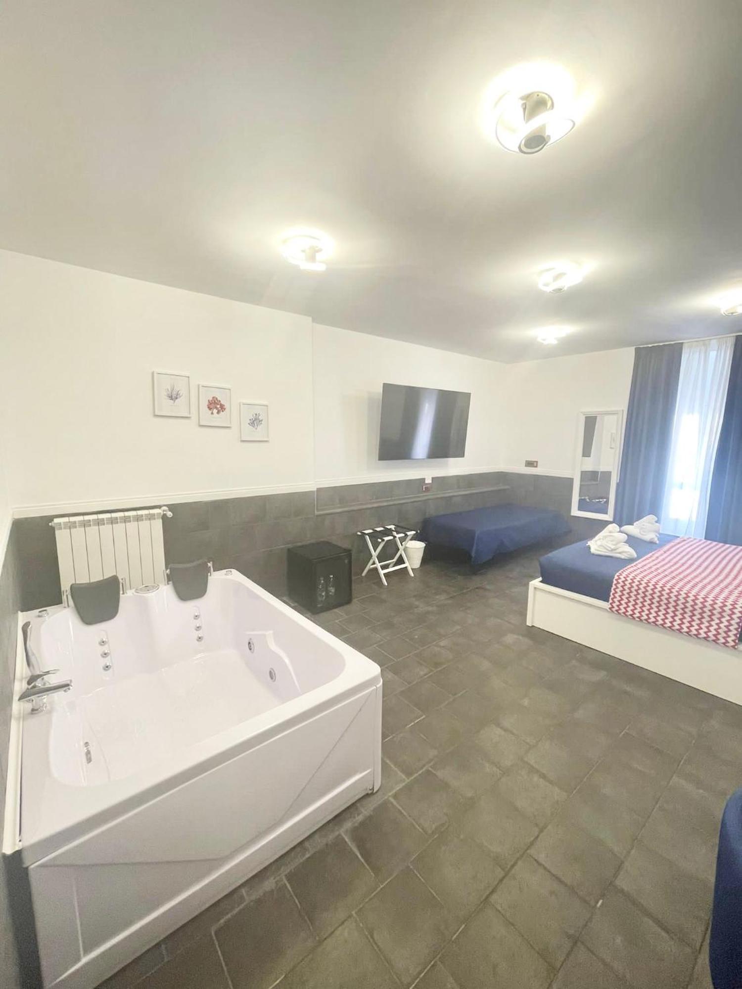 Yacht Club Angioino Hotel Наполи Екстериор снимка