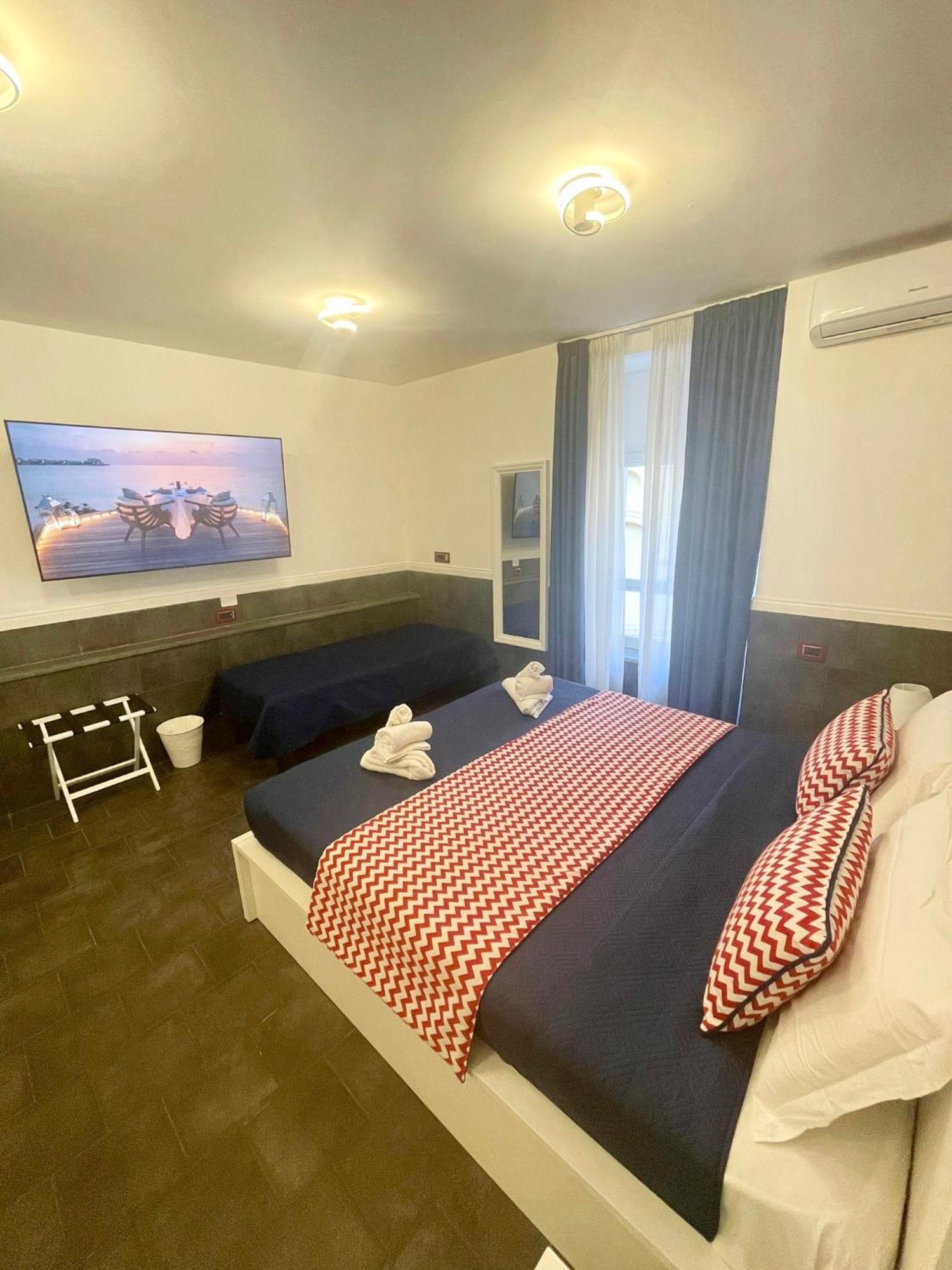 Yacht Club Angioino Hotel Наполи Екстериор снимка