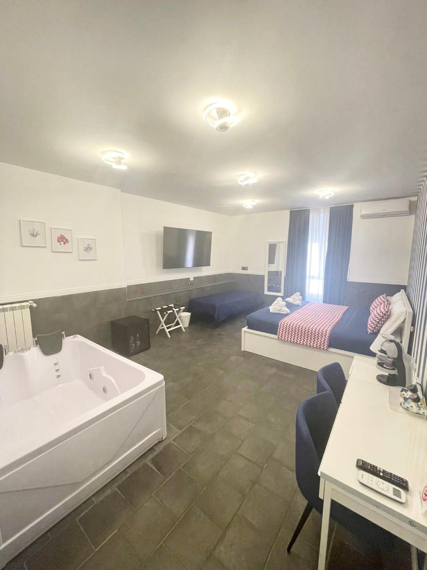 Yacht Club Angioino Hotel Наполи Екстериор снимка