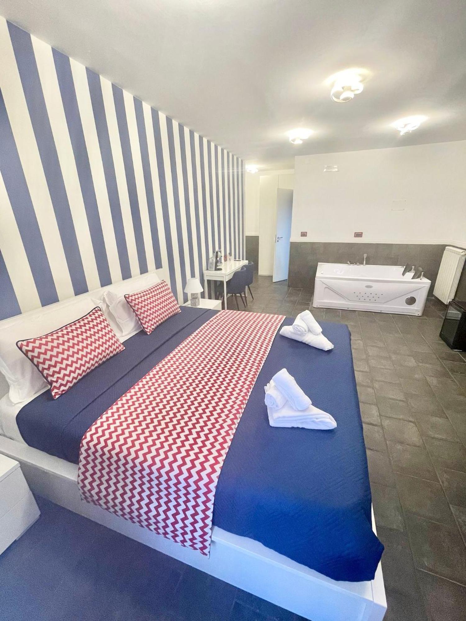 Yacht Club Angioino Hotel Наполи Екстериор снимка