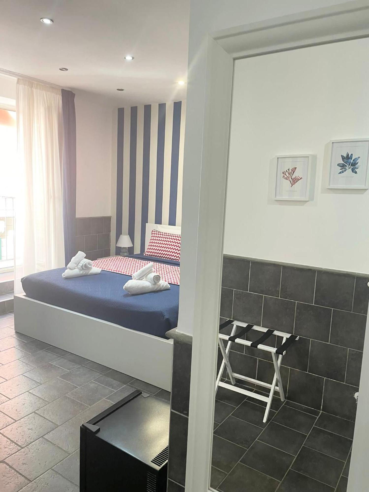 Yacht Club Angioino Hotel Наполи Екстериор снимка